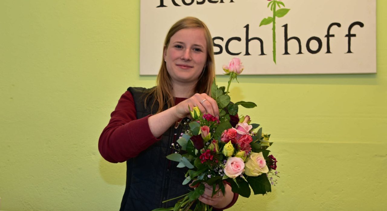Floristin Yvonne Aschhoff bindet einen prächtigen Rosenstrauß